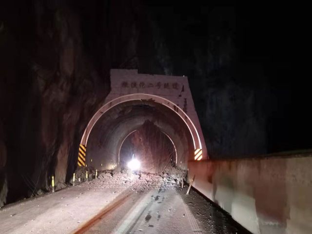 云南G247撒漁沱二號隧道發生山體崩塌,目前正在搶通中