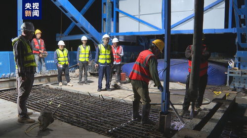 渝昆高鐵云南段首座跨高速公路連續梁順利合龍