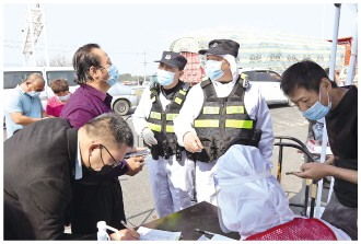 青島政法干警與社區(qū)網(wǎng)格員攜手群眾共筑抗疫防線，云南省公路局全力保障運輸暢通